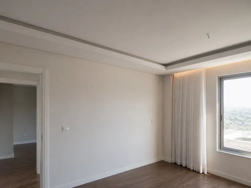 Acabamento de gesso no teto com cortineiro e linha de luz discreta.